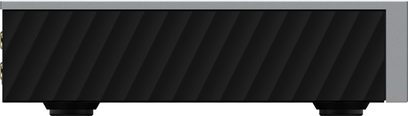 Matrix Audio Mini‑i Pro 4 tīkla audio atskaņotājs sānskatā, sudraba alumīnija korpuss ar melnu, diagonāli rievotu paneli un melnām cilindriskām kājiņām