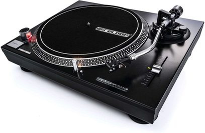 Reloop RP 2000 USB MK2 sort pladespiller, set ovenfra i let skråt perspektiv, pladespiller, tonarm med pickup og betjeningsknapper