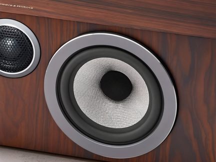 Hi-Fi колонка Bowers & Wilkins у шпоновому оздобленні під горіх зі сріблястим вуфером і чорним твітером, крупний план