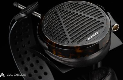 Audeze LCD-5 sort hovedtelefoner, rund perforeret metalrist på ørepude, placeret på åben sort hård etui