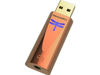 Conversor de áudio portátil AudioQuest DragonFly Copper em cobre com conector USB dourado e libélula azul em vista inclinada