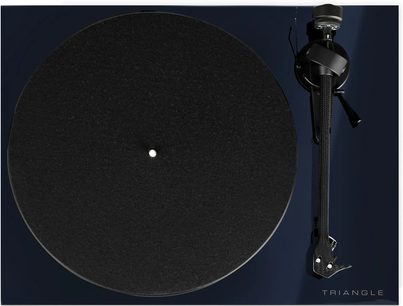 Hi-fi gramofon Triangle Lunar 3 modra, pogled od zgoraj, črni krožni pladenj, ročica za branje na desni, modro ozadje