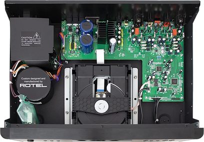 Otevřený CD přehrávač Rotel RCD-1572 MKII v černé barvě, pohled zepředu na vnitřní část, zelené plošné spoje, elektronické součástky