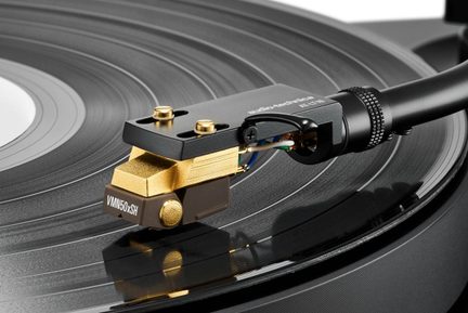 Capsulă phono Audio-Technica VMN50xSH aurie și neagră, în prim-plan pe un disc de vinil în timpul redării
