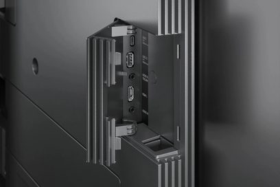 Loewe Antares 55-tv, bagfra med tilslutningspanel med USB-C-, USB- og HDMI-porte
