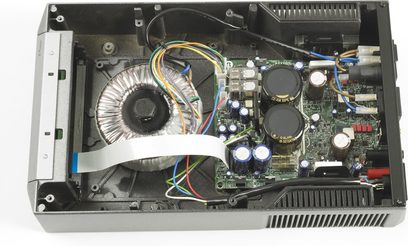Zesilovač Cyrus 8 Power v černé barvě, pohled z horní strany dovnitř, viditelné elektronické obvody a součástky