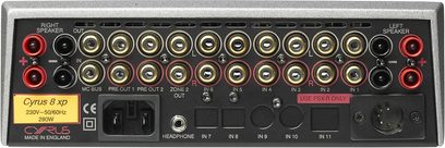 Cyrus 8 XP stereo hi-fi forstærker, frontpanel i metalgrå, flere røde og sorte stik og justeringsknapper