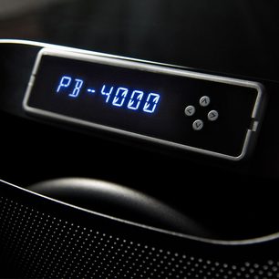 SVS PB-4000 sort lakeret baskabin. Blå "PB-4000" LED-display på forsiden. Sølvfarvede kontrolknapper