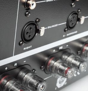 Anthem MCA 225 GEN 2 sort forstærker. XLR- og RCA-stik, knapper og indikatorer på mørk grå bagpanel