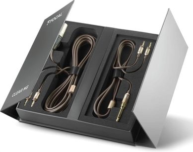 Åben hi-fi hovedtelefon Focal Clear MG i æske, med kabler og jackadaptere, set forfra i dyb vinkel