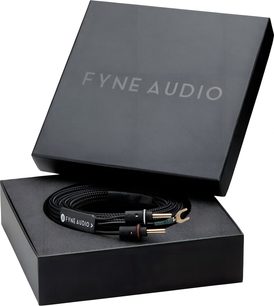 Cablu de boxe Fyne Audio SC1 negru împletit cu conectori tip banană și furcă, rulat într-o cutie neagră deschisă