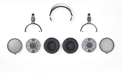 Topview af de adskilte dele fra det åbne, sorte og grå Audio Technica ATH-R70xa hi-fi hovedtelefon med ledning, konstruktion i plastik og metal samt ørepuder i sort velour