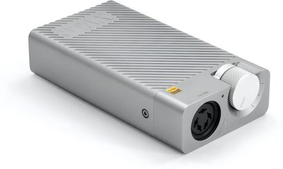Konwerter audio DAC STAX SRM-D10 w kolorze srebrnym, widok z góry w perspektywie, panel przedni z pokrętłem i gniazdem słuchawkowym