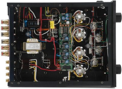 PrimaLuna DiaLogue Two sidabrinės spalvos stereo hi-fi stiprintuvas, vidinis vaizdas su elektroninėmis detalėmis ir spausdintinėmis plokštėmis