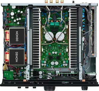 Ampli hi-fi stereo Denon PMA-1700NE černý, pohled zepředu na vnitřek, elektronické obvody a součástky na kovovém šasi