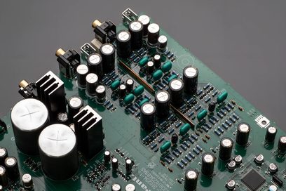 Scheda elettronica interna Marantz SACD 30n con condensatori neri, resistenze allineate e dissipatori su PCB verde