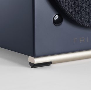 Trådløs tilkoblet Triangle AIO TWIN høyttaler i abyss blå, detaljert hjørnevisning, matt blå overflate, svart grill
