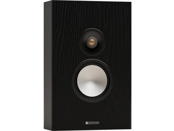 Högtalare Monitor Audio Bronze On-Wall 7G i svart träfiber med lätt perspektivisk framifrånvy, utrustad med en svart diskant med förgylld galler och en medelbas-högtalare med silverfärgad kon, logotyp längst ner