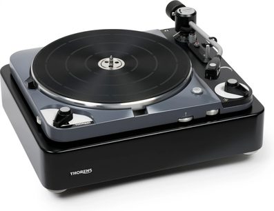 Thorens TD 124 DD siyah plak çalar, 45° açıdan üstten görünüm, yuvarlak plak, okuma kolu, düğmeler ve kadran