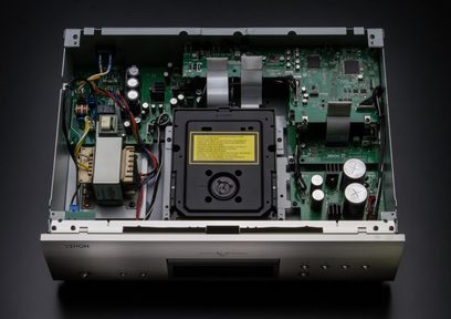 Odtwarzacz CD Denon DCD-1600NE w kolorze srebrnym, widok wewnętrznych komponentów elektronicznych, obwodów drukowanych, transformatora, gniazd i połączeń