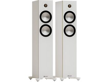Ön üç çeyrek görünümlü, beyaz MDF lake kaplı Monitor Audio Bonze 300 7G beyaz kolon hoparlör çifti, ön yüzünde siyah çerçeveli iki woofer ve altın renkli kubbeli tweeter, sivri ayaklar üzerine monte edilmiş