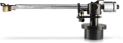 Tonearmer for Gold Note B-7 Ceramic vinylplatespiller i svart anodisert aluminium, sylindrisk base, motvekt, tonearmlyfter og synlig kabling, profil visning