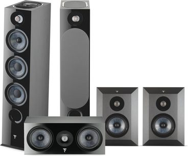 Pakke med sorte Focal Chora 826D SR-gulvhøjttalere med 2 gulvhøjttalere, 1 centerhøjttaler, 2 reolhøjttalere, set forfra