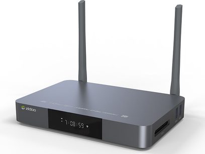 Rektangulær mørkegrå Zidoo Z9X multimedieboks med to oprejste Wi-Fi-antenner, set forfra i let skrå vinkel