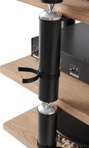Hi-Fi mēbele Norstone Design Copenhagen ar melniem cilindriskiem statņiem, sudraba metāla smailēm un gaiša koka plauktiem