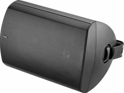 Vnější reproduktor Focal 100 OD8 černý, pohled zepředu zprava pod úhlem, černá matná plastová skříň s celoplošnou perforovanou kovovou mřížkou a bočním upevňovacím držákem