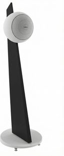 Altavoz de estantería Cabasse Baltic 5 blanco esférico con soporte negro de diseño, vista en tres cuartos