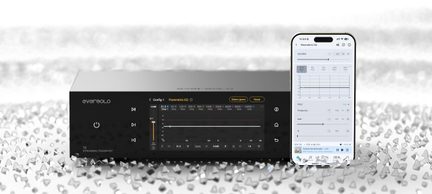 Svart metallhylster for lydutstyr, glassfront, skjerm for parametrisk ekvalizer, frontvisning, ved siden av en smarttelefon