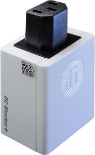 Conditioner til strøm fra iFi Audio DC Blocker+ i grå metalfinish, med sort IEC-stik der stikker ud øverst, præget logo og QR-kode på siden, set i let fugleperspektiv trekvart forfra