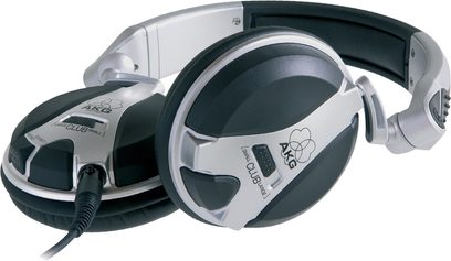 AKG K 181 DJ hovedtelefoner i sølv og sort, trekvartersperspektiv, runde ørepuder, polstret hovedbøjle, spiralformet kabel