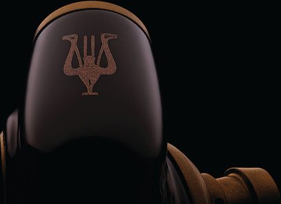 Åbent hi-fi hovedsæt Meze Audio ADVAR, set fra siden, sort kabinet med forgyldt psi-logo, brune ørepuder og hovedbøjle