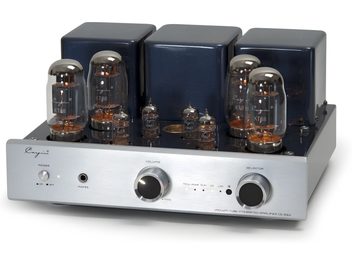 Cayin CS-55A KT88 Stereo-Röhren-Vollverstärker in Silber, aus leicht erhöhter Dreiviertelperspektive, silbernes Metallgehäuse mit gebürsteter Aluminiumfront, nachtblau lackierte Oberseite mit vier großen KT88-Röhren und mehreren kleinen Glasröhren, drei passende rechteckige Abdeckungen auf der Rückseite, zwei große schwarze Bedienknöpfe mit Aluminiumring und eine Kopfhörerbuchse an der Front