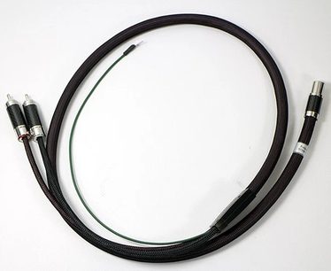 Kabely RCA Furutech SILVER ARROWS-12 L černé s argentovými konektory, tvořící smyčku na bílém pozadí