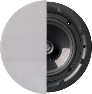 Q Acoustics Qi80C Performance indbygningshøjttaler til loft, set forfra, cirkel delt i to med en hvid perforeret metalgitter til venstre og en sort højttaler med centralkegle omgivet af en sort ring til højre