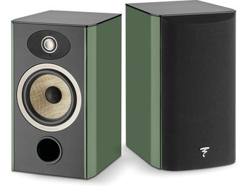 Focal Aria Evo X N°1 zöld lakkos könyvespolc-hangszóró, elől és oldalról látható, zöld lakkos kivitel, csipogó és hangszóró