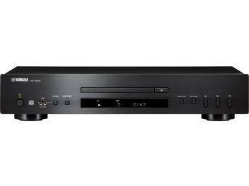 Odtwarzacz CD Yamaha CD-S303 w kolorze czarnym, widok z przodu, matowa czarna obudowa z wyświetlaczem, przyciskami i szufladą na płytę CD, 2 okrągłe nóżki