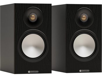 Paren van Monitor Audio Bronze 50 7G boekenplankluidsprekers in zwart met een houten behuizing met een geaderde afwerking, weergegeven in een licht perspectivisch frontaal beeld. Elke luidspreker is voorzien van een zwarte tweeter met gouden koepel onder een honingraatgrille en een grote midden-basdriver met een zilveren diafragma.