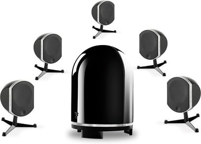 Pakke med Focal "Bird + Dôme noir" højttalere, 1 center og 4 ovale satellithøjttalere på stativer, med sorte gitre