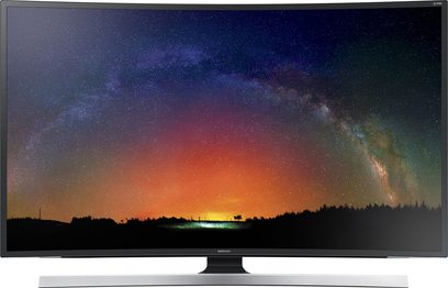 Samsung UE48JS8500 TV set set forfra, tændt skærm der viser et farverigt natlandskab, slankt sølvfarvet ramme, metalstativ
