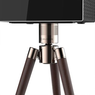 Detailní přední záběr na stojan pro videoprojektor Valerion WTS-01 Walnut Tripod Stand s leštěným stříbrným kovovým povrchem, rýhovaným válcem a třemi nohami z tmavě hnědého ořechového dřeva.