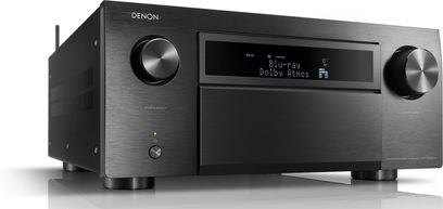 Denon AVC-X8500H sort home cinema-forstærker set forfra, blåt display, sølvfarvede knapper, 2 volumenkontroller