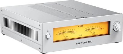 FiiO Warmer R2R sølvfarvet DAC-lydkonverter, frontpanel med dobbelte orange baggrundsbelyste VU-metre og drejekontakt