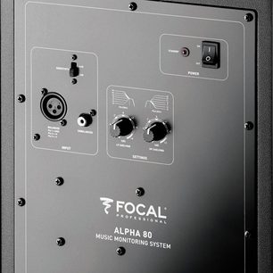 Forstærket monitorhøjttaler Focal Alpha 80 set forfra, kontrolpanel med justeringer og tilslutninger