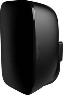 Sort Bowers & Wilkins AM1 udendørshøjttaler, set fra højre forfra i trekvart vinkel, mat sort plastkabinet med afrundede kanter, front beskyttet af perforeret metalgitter, diskret monteringsbeslag bagpå