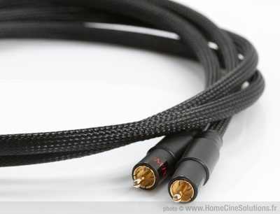 RCA-lydkabel fra MPC Squisito modulation, guldbelagte stik, sort flettet kappe, rød skrift, hvid baggrund