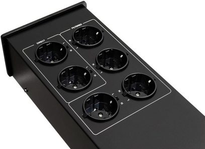 Multiprise Taga Harmony PF-600 sort med 6 runde stikkontakter, set ovenfra på sort baggrund